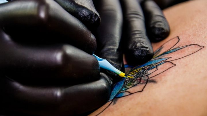 Come diventare tatuatore: corsi, permessi e autorizzazioni, quanto guadagna un tatuatore